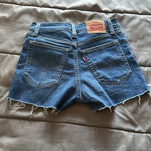 LEVI’S High Rise Short - Picture 3 of 3